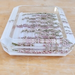 porte savon rectangulaire artisanal résine transparente et fleurs séchées naturelles bruyère landes rose
