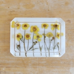 porte savon rectangulaire artisanal résine transparente et fleurs séchées naturelles bouton or (3)