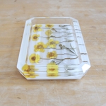 porte savon rectangulaire artisanal résine transparente et fleurs séchées naturelles bouton or (2)