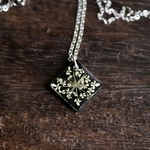 collier chaine pendentif fleur séchée artisanal carotte fond.noir2