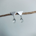 boucles oreilles triangle argent ciselé et goutte facettée cristal roche