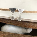 boucles oreilles triangle argent ciselé et goutte facettée cristal roche limpide