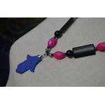 collier fatma bleu violet noir détail main