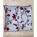 coussin laine mouton pyrenees marron chocolat graines eglantier rouge