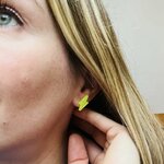 puce oreille eclair résine paillettée jaune fluo