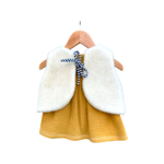ENSEMBLE GILET BERGER LAINE PYRENEES JUPE DOUBLE GAZE FILLE JAUNE MOUTARDE BRODEE (1)
