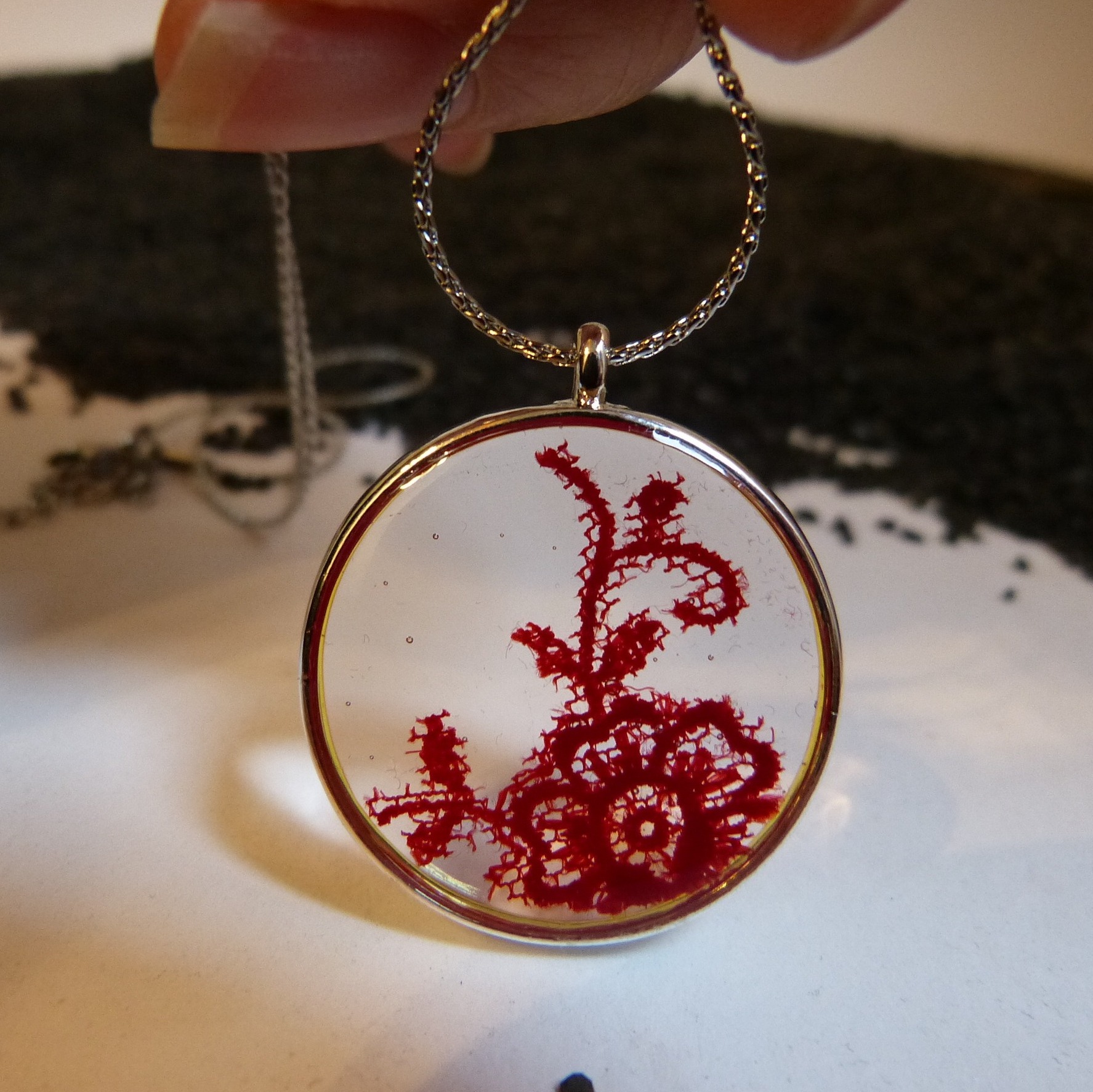 collier rouge dentelle