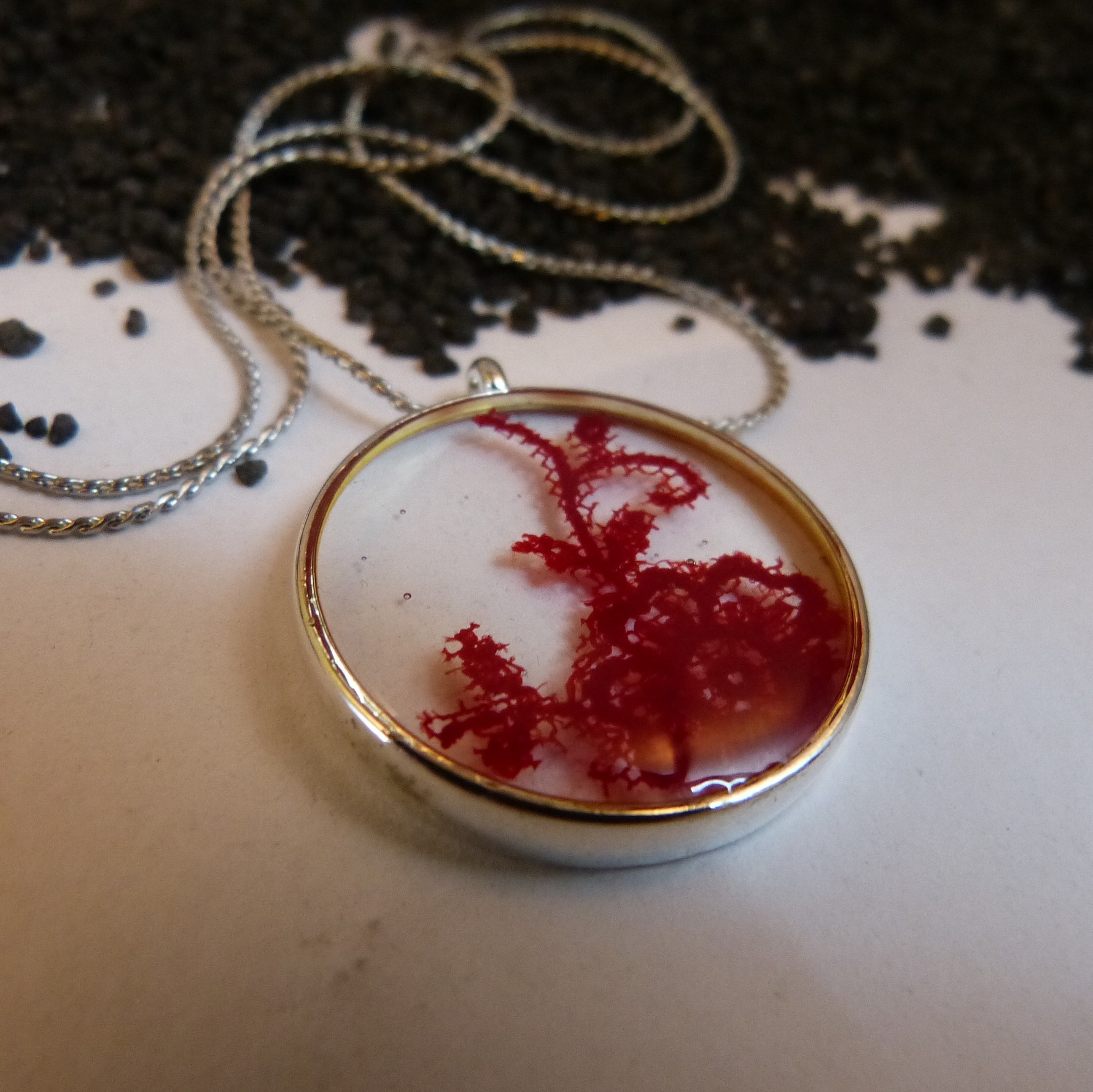 collier rouge dentelle