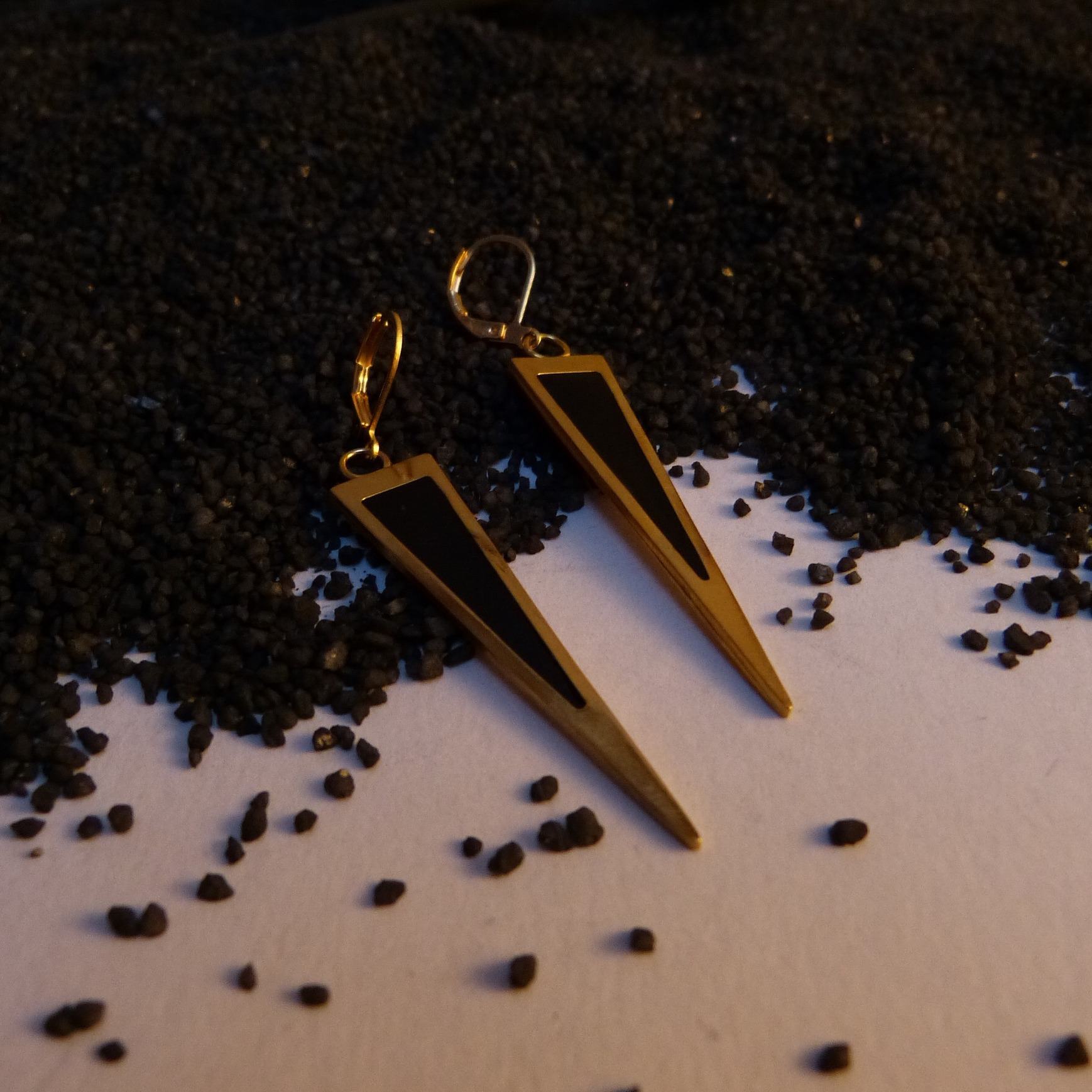 boucles-résine noire-doré à lor fin-fléche
