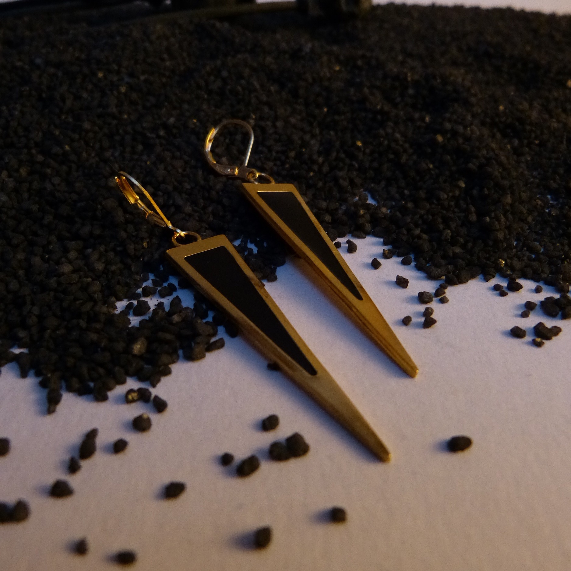 boucles résine noire-doré à lor fin-fléche