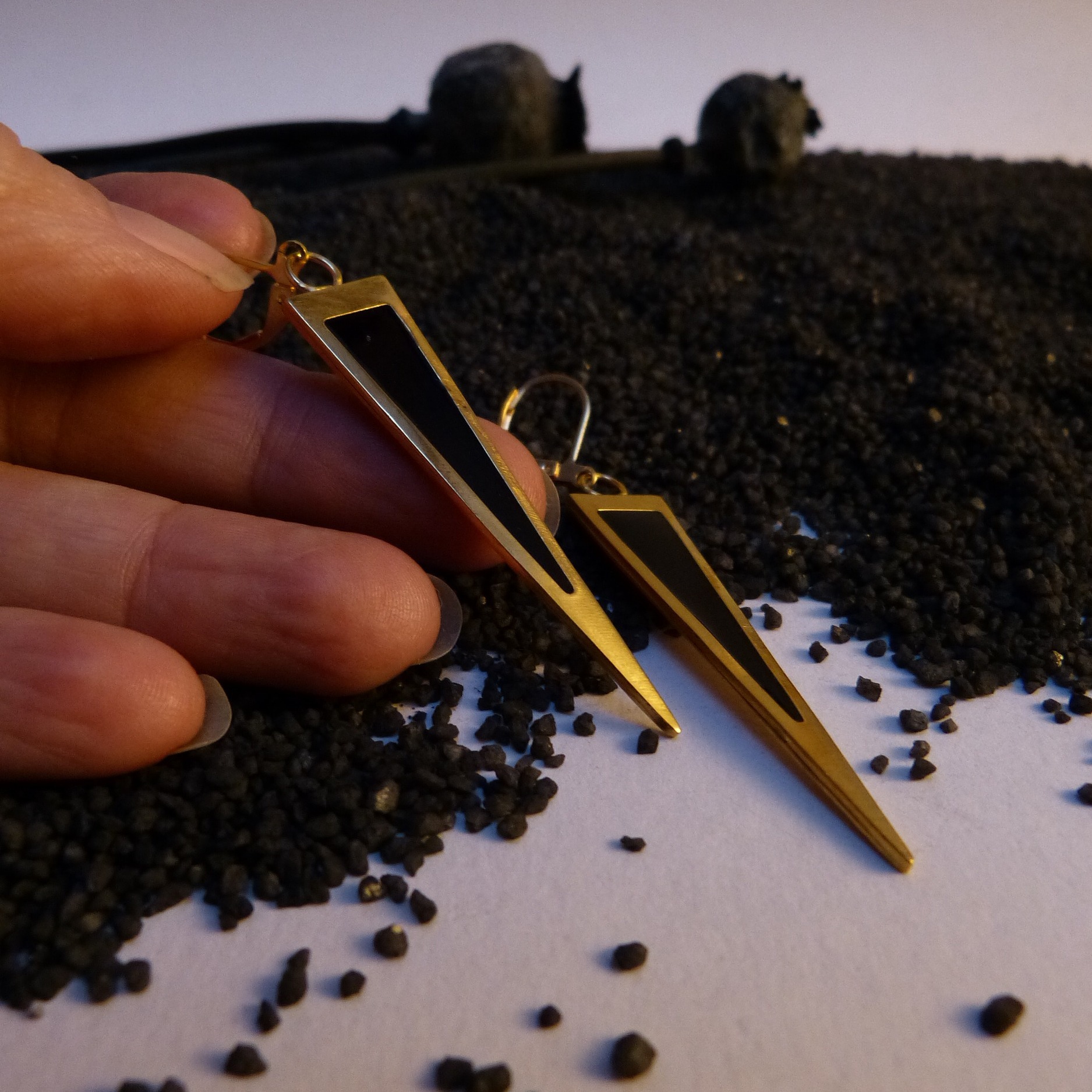 boucles résine noire-doré à lor fin-fléche