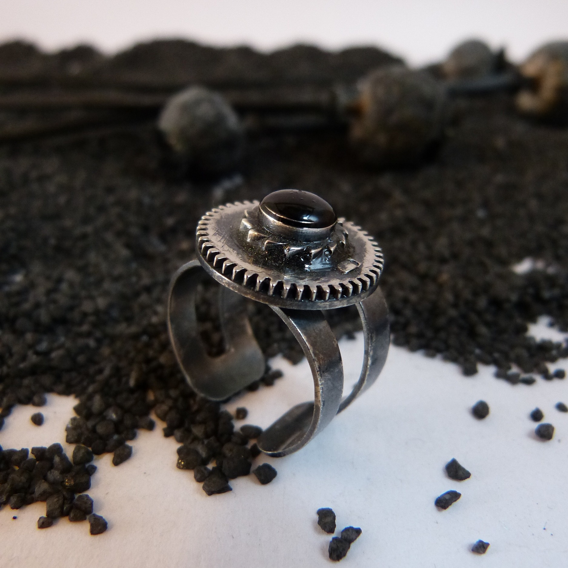 Bague mécanisme perle noire Bagues/Les engrenages Belladone