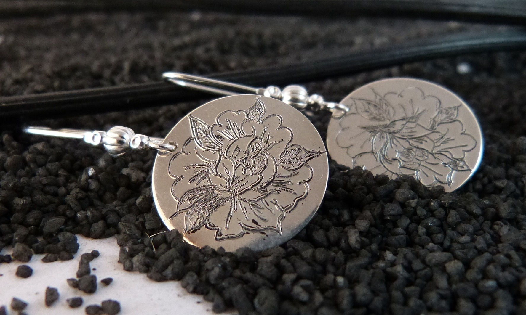 boucles-gravure-floral-euphorbia