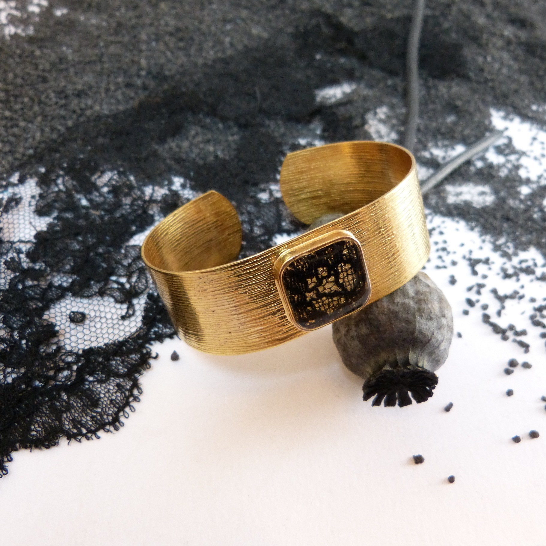 bracelet- doré à lor fin- dentelle-noire-Belladone