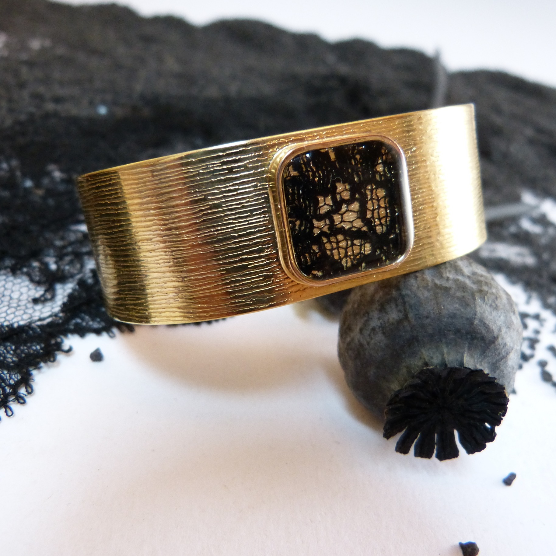 bracelet- doré à lor fin- dentelle-noire-Belladone