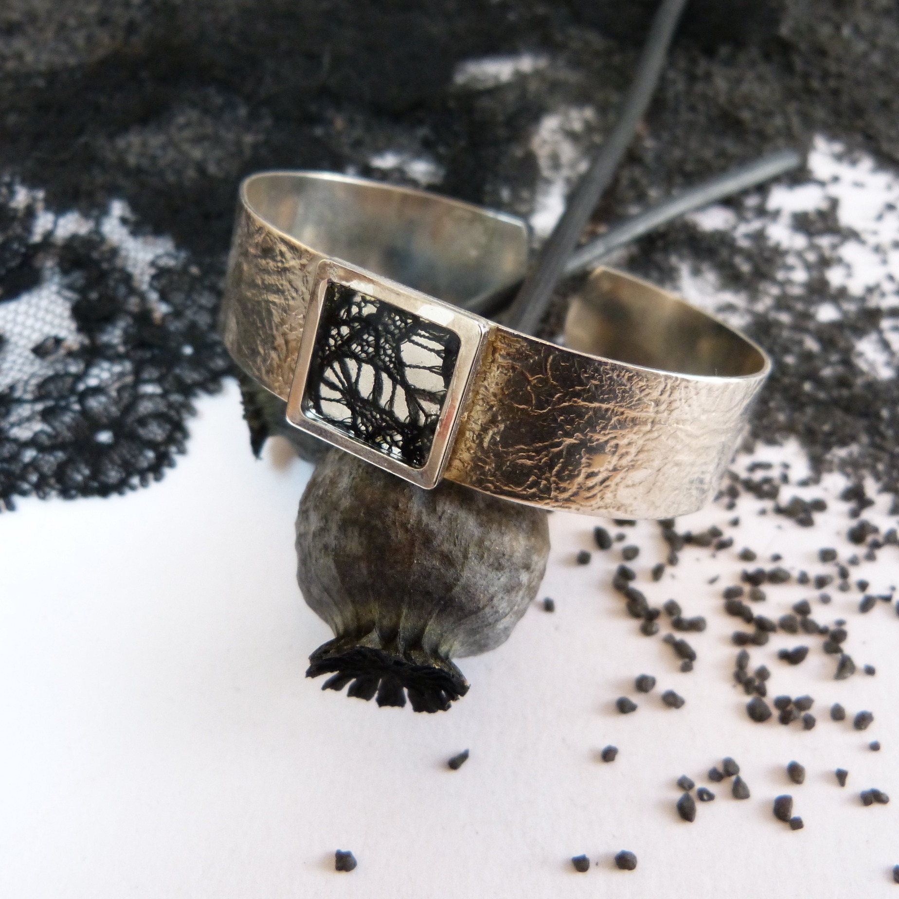 bracelet-argenté-dentelle-noire-Belladone