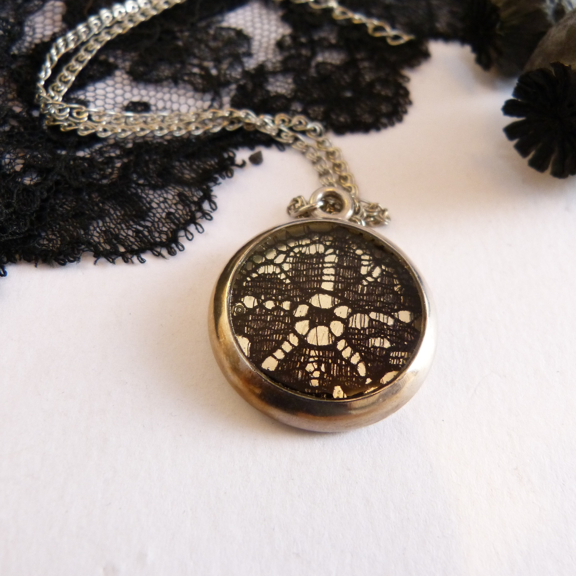 collier-argent-dentelle-noire-Belladone