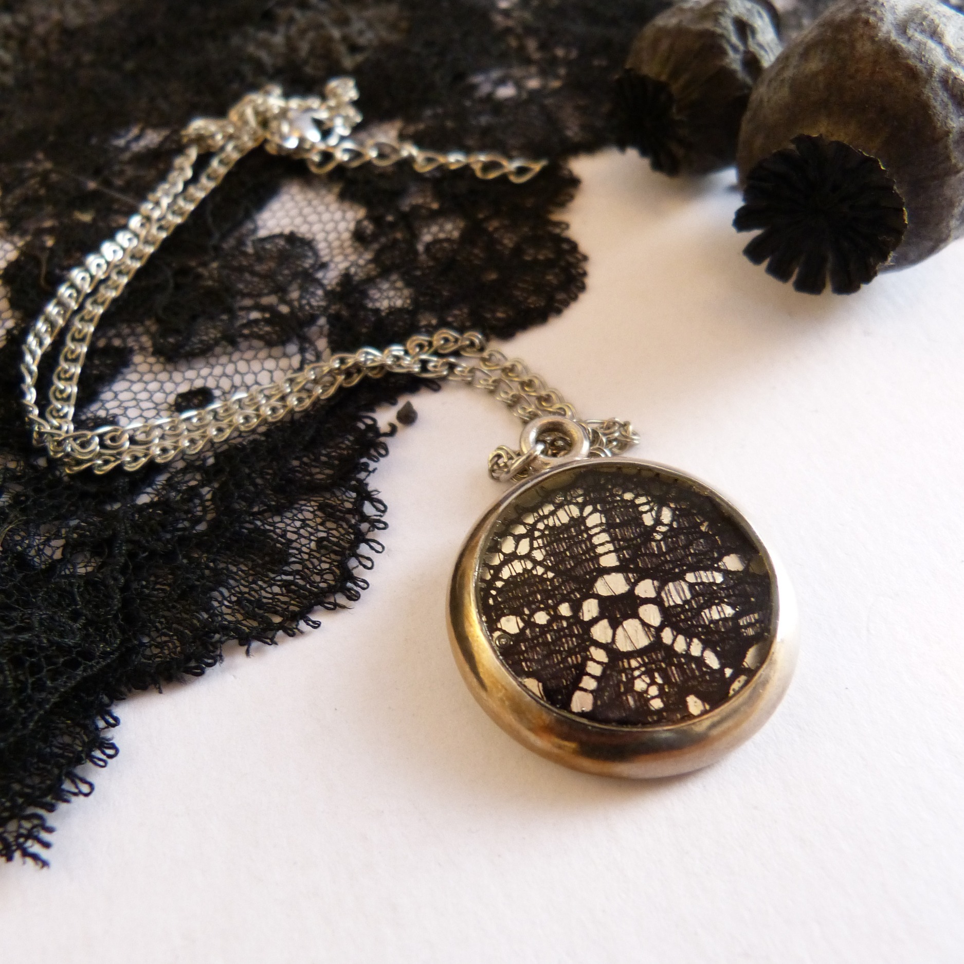collier-argent-dentelle-noire-Belladone