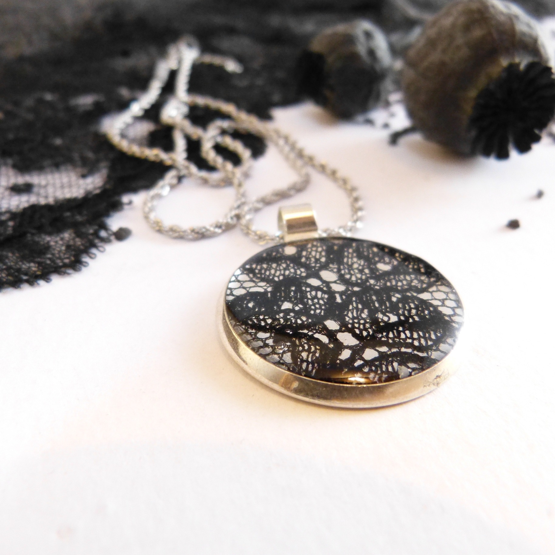 collier-argent-dentelle-noire-Belladone