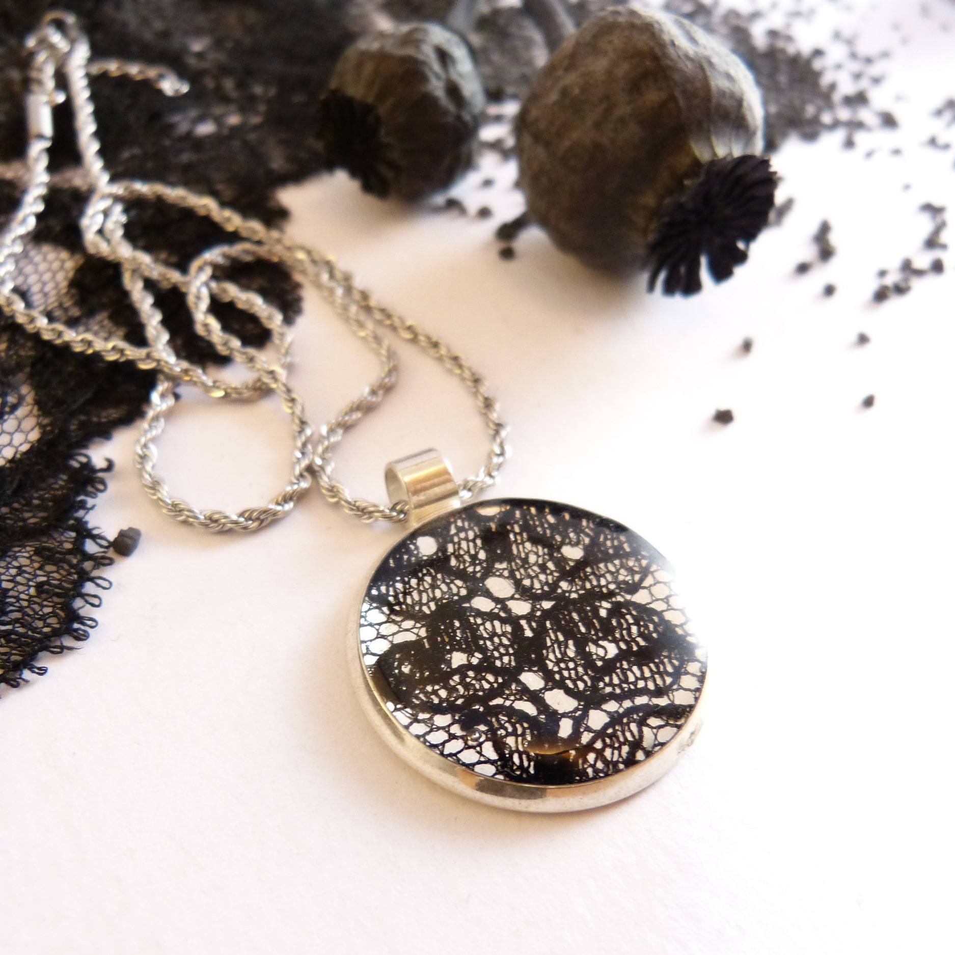 collier-argent-dentelle-noire-Belladone
