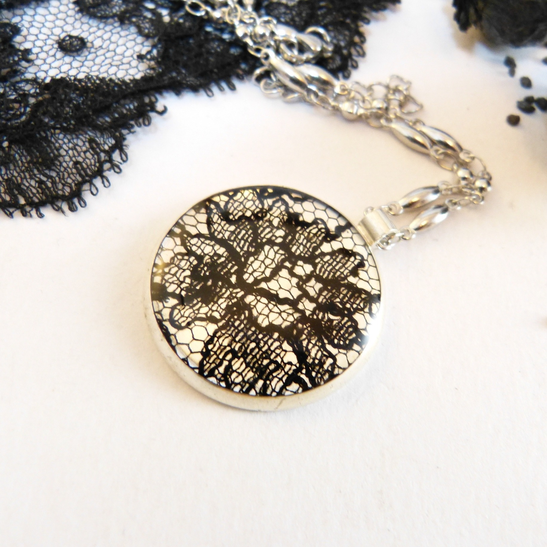 collier-argent-acier-dentelle-noire-Belladone