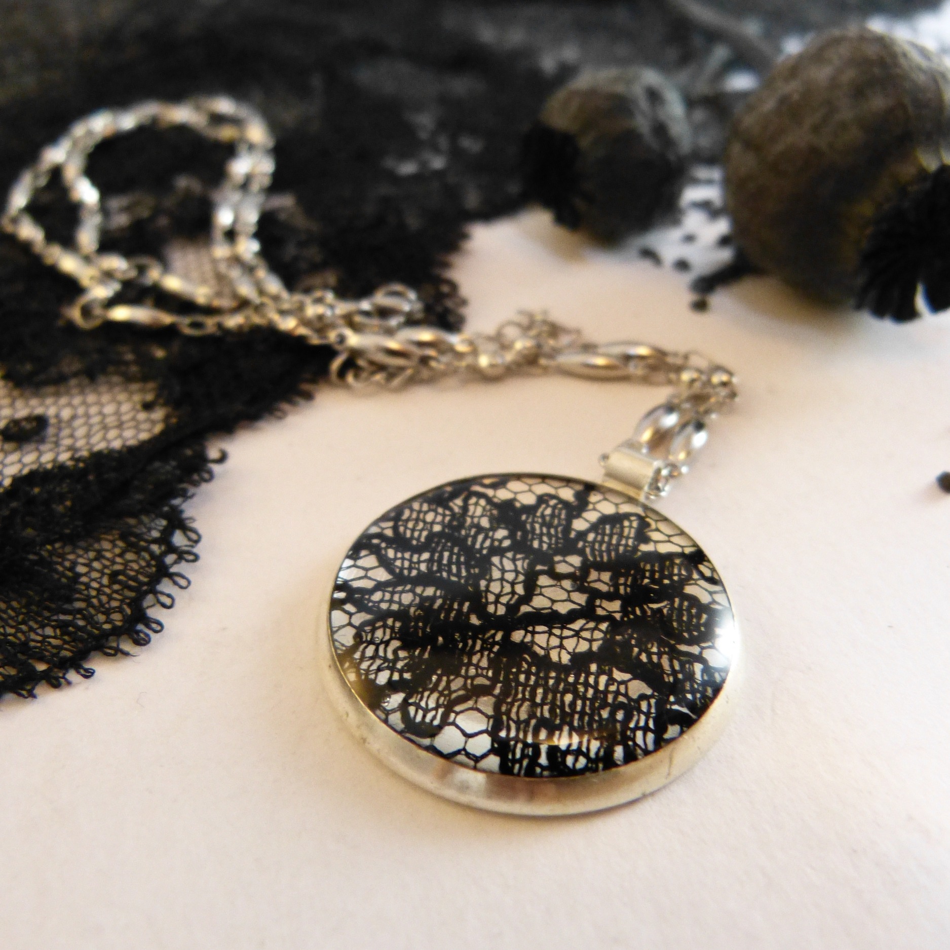 collier-argent-acier-dentelle-noire-Belladone