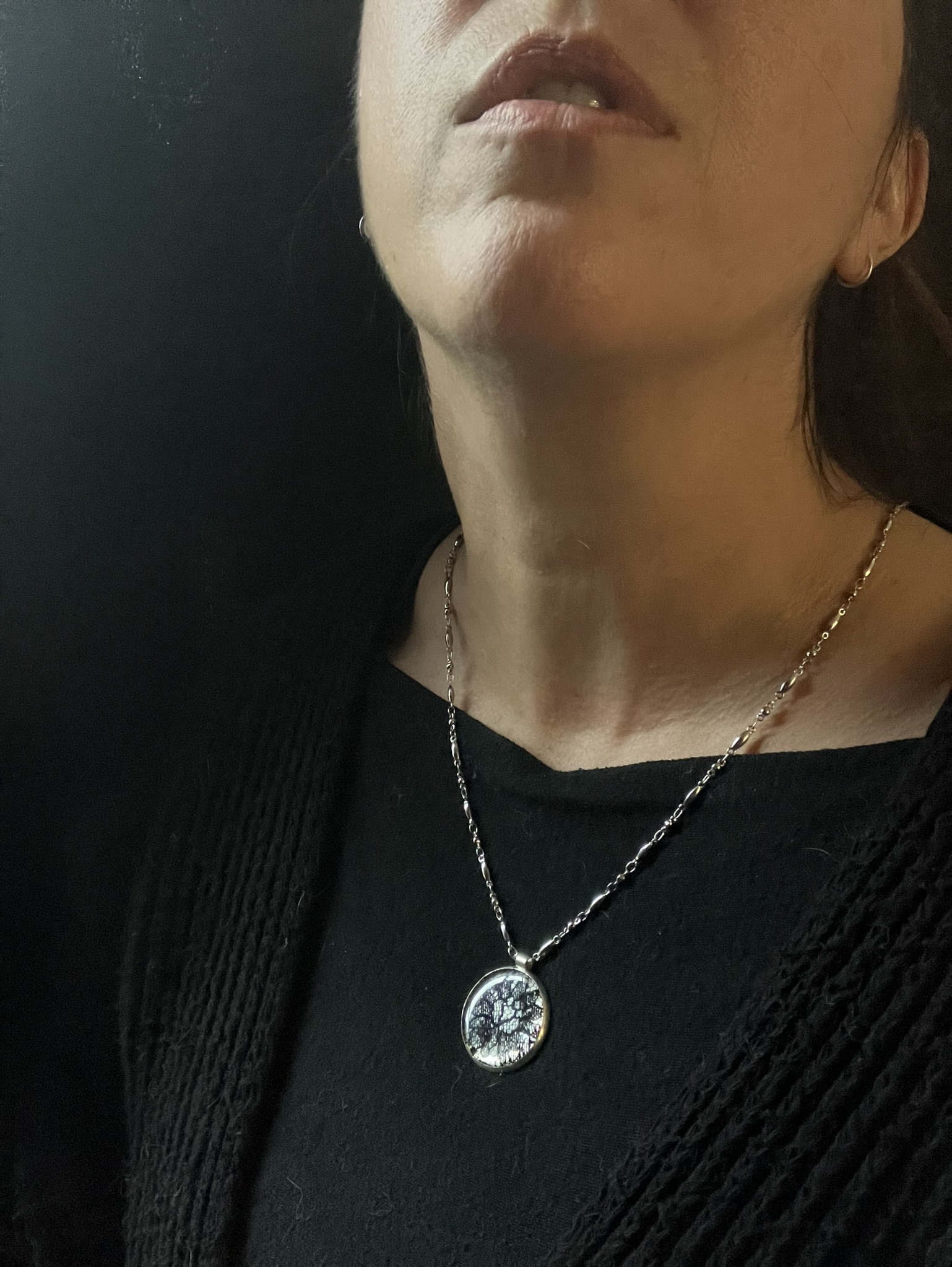 collier-argent-acier-dentelle-noire-Belladone