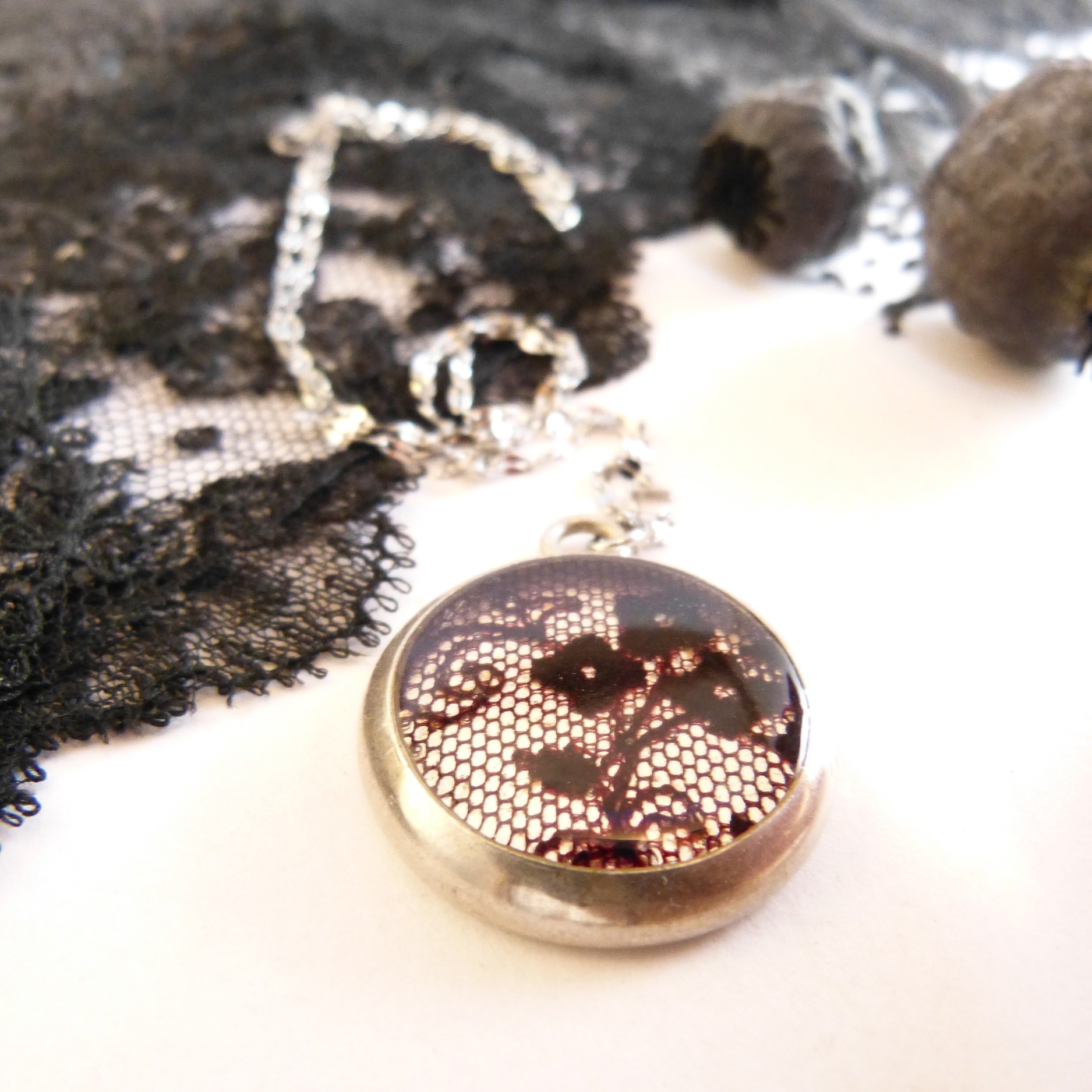 collier-argent-acier-dentelle-noire-Belladone