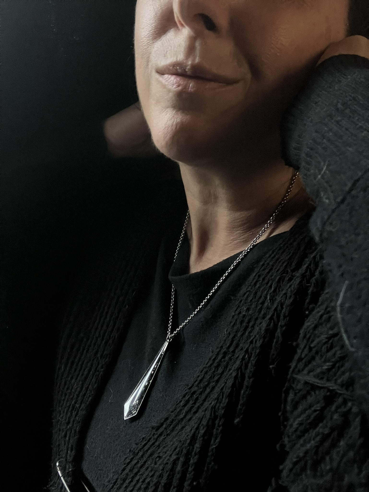 collier-argent-acier-dentelle-noire-Belladone