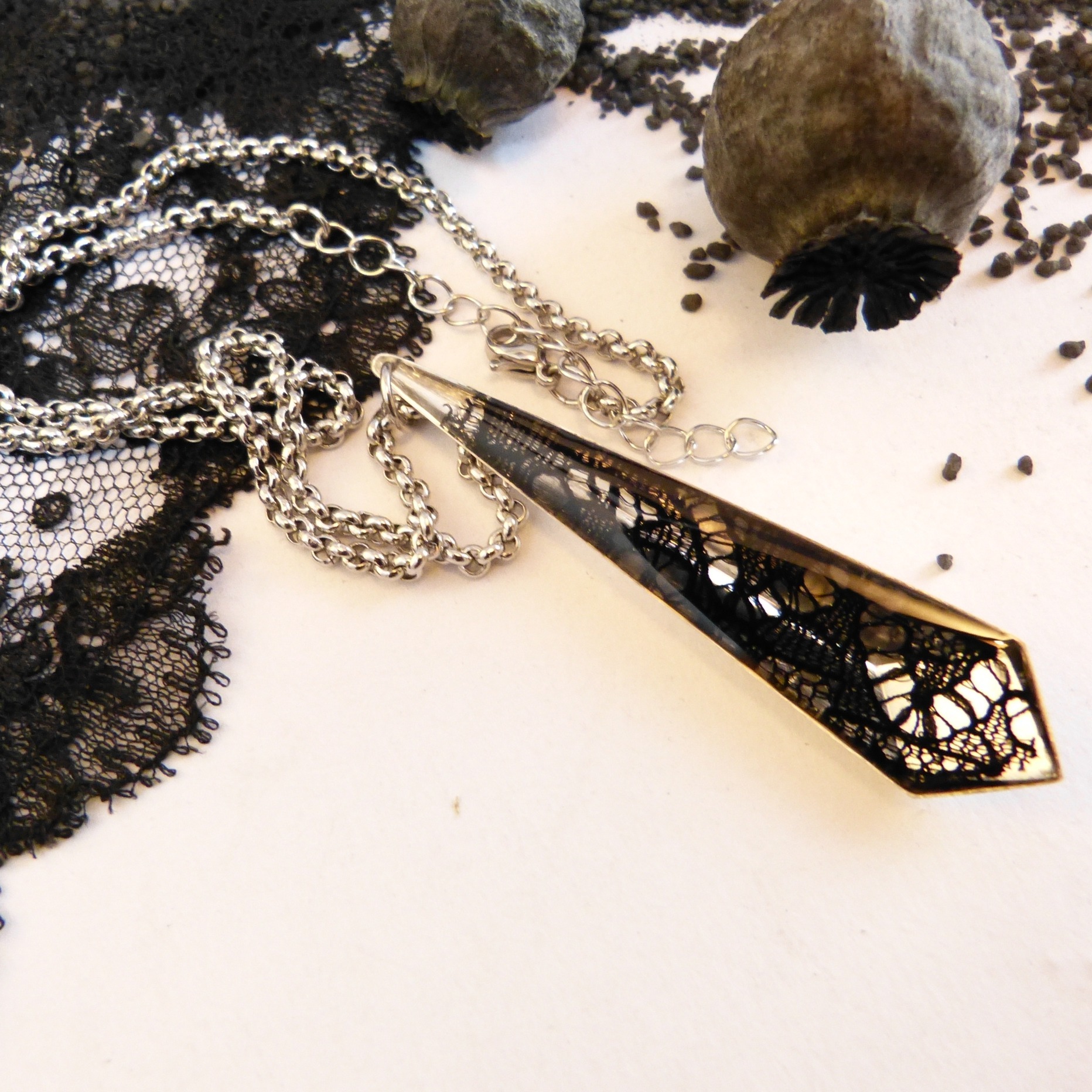 collier-argent-acier-dentelle-noire-Belladone