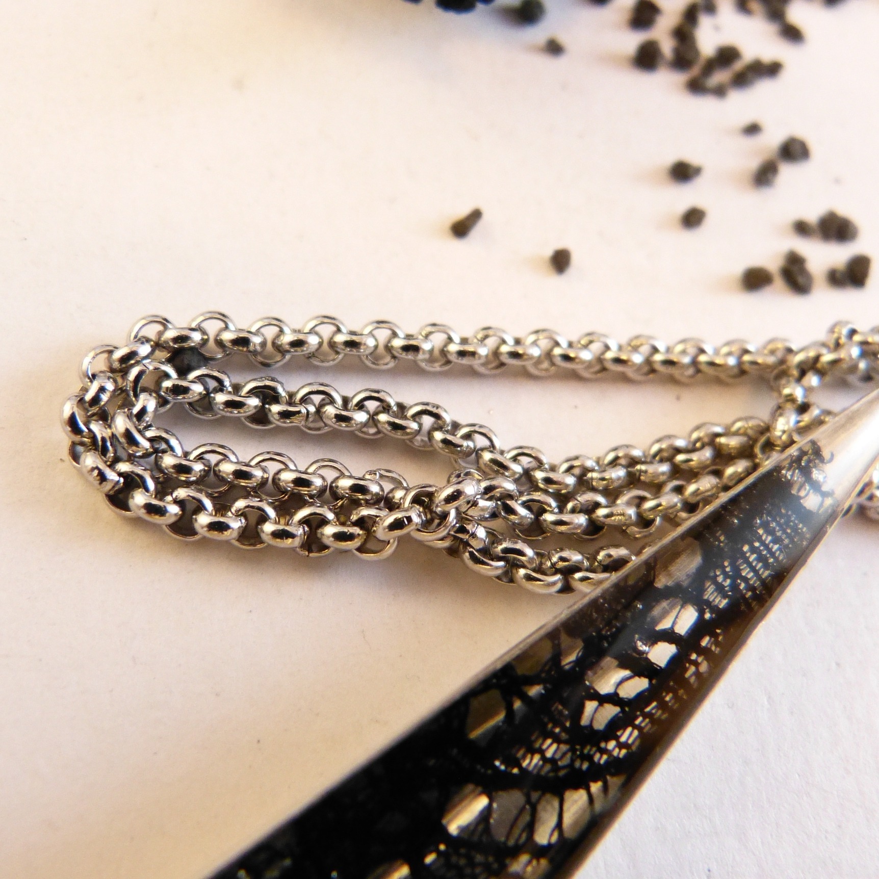 collier-argent-acier-dentelle-noire-Belladone