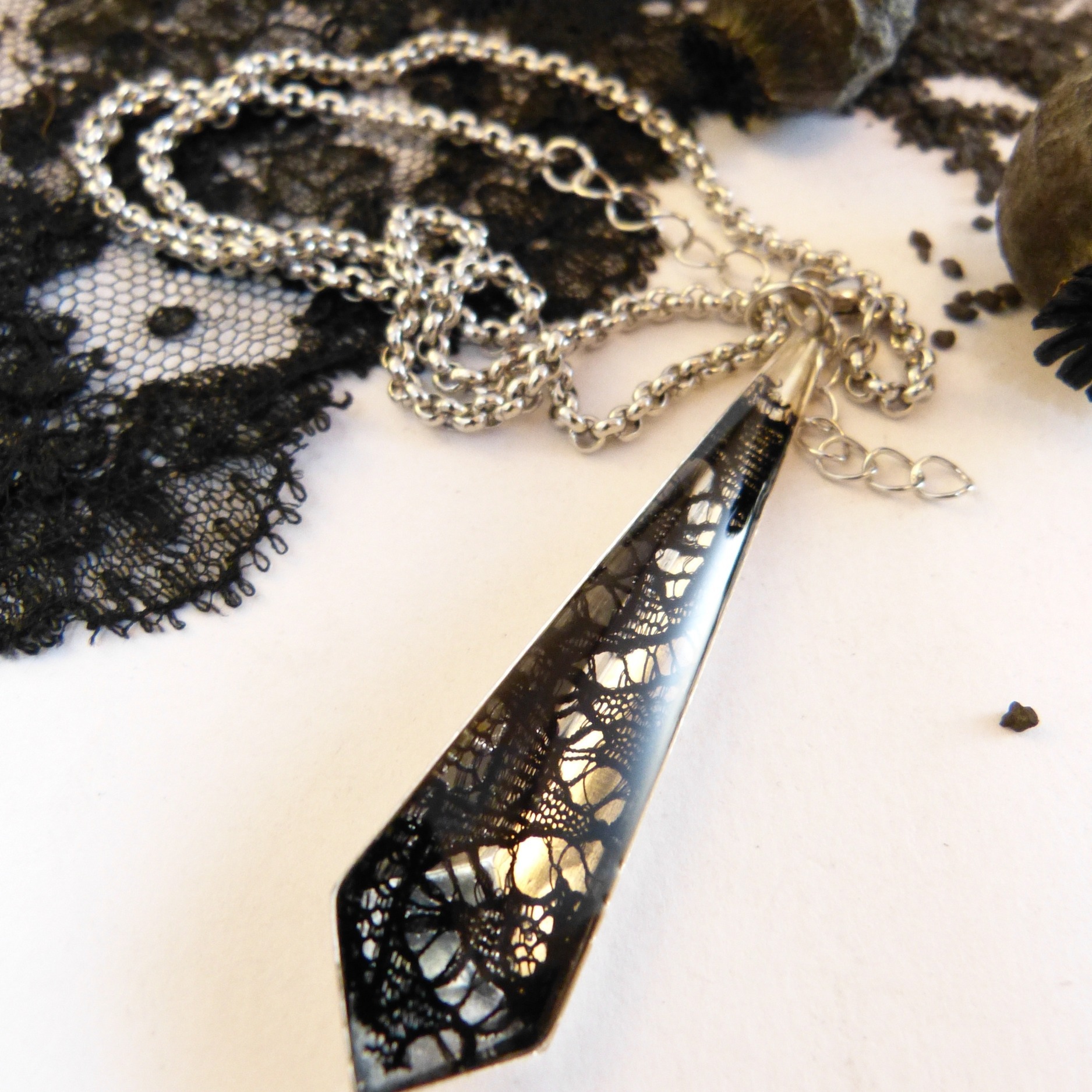 collier-argent-acier-dentelle-noire-Belladone