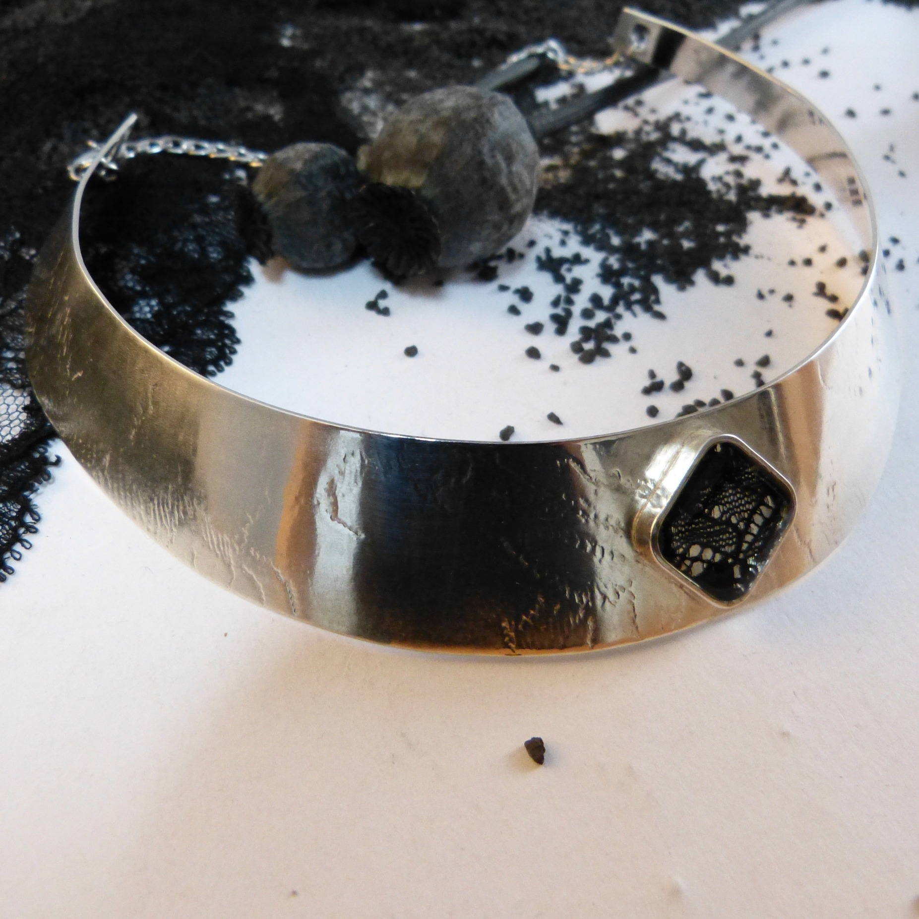 torque-argent-dentelle-noire-Belladone