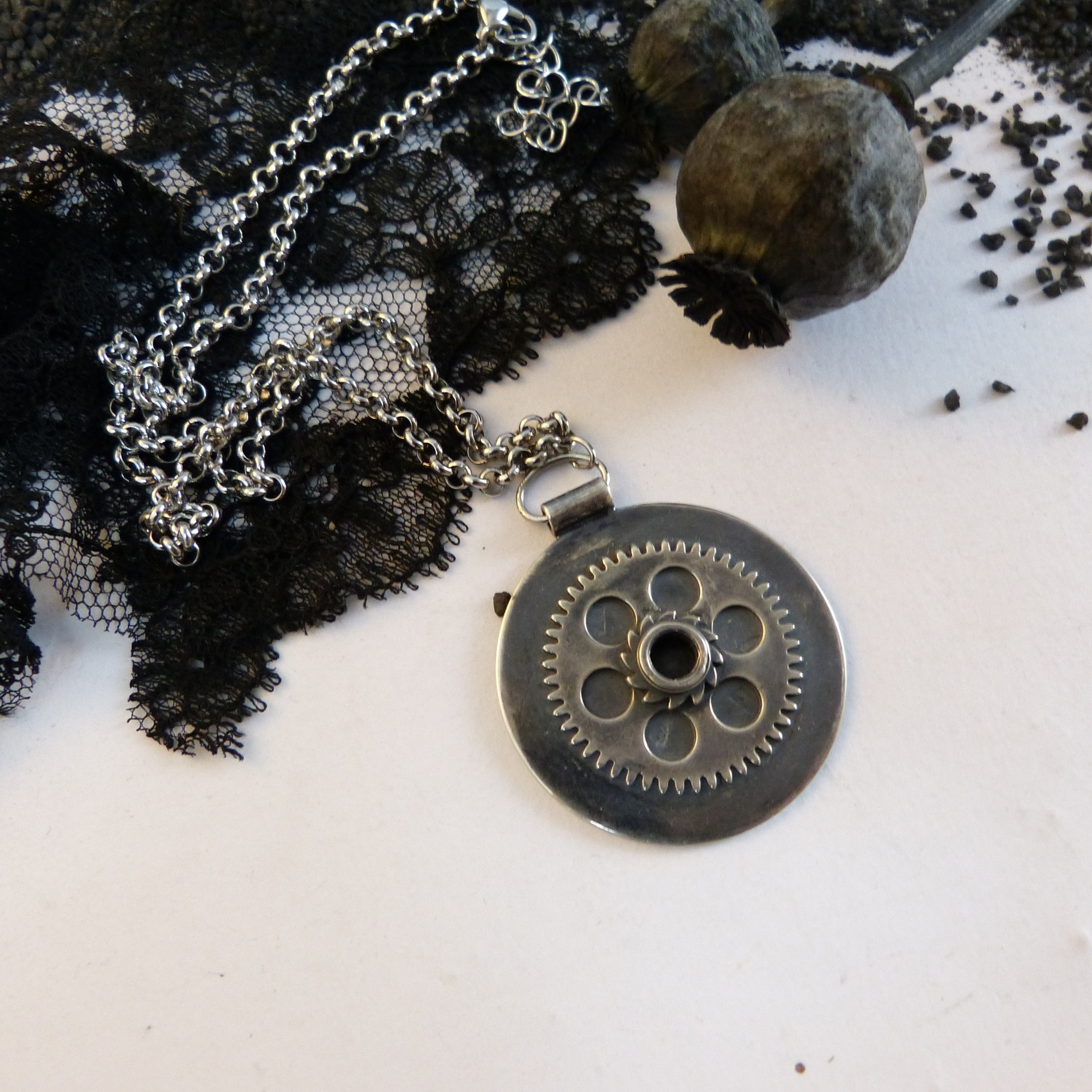 collier-engrenages-argenté-industriel