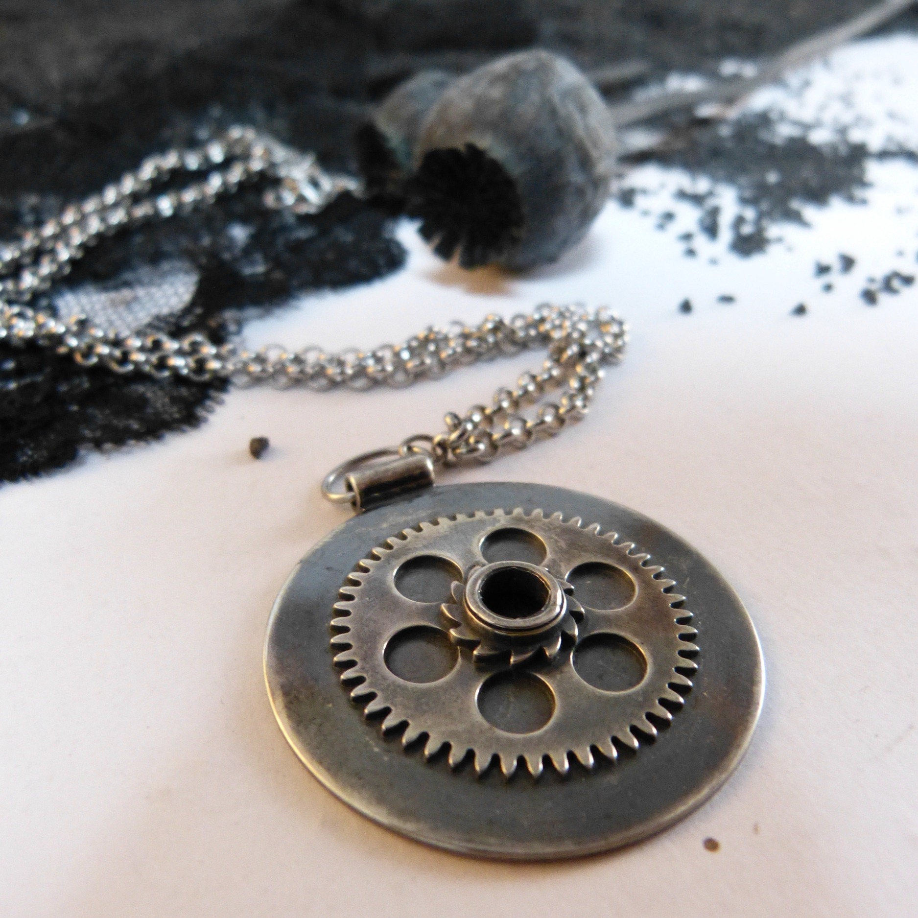 collier-engrenages-argenté-industriel