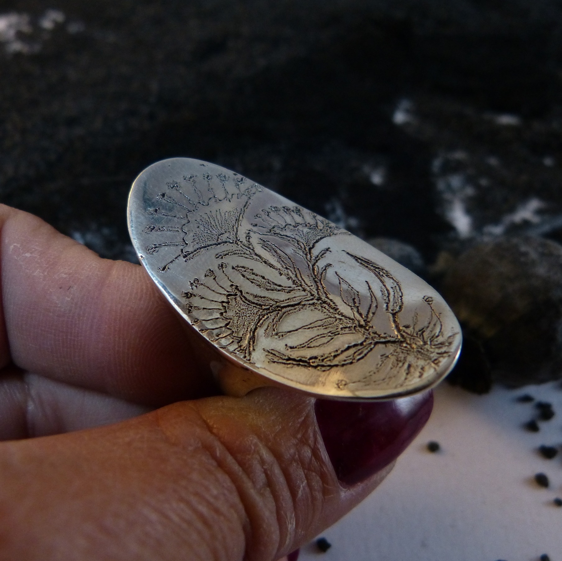 bague-gravée-art nouveau-Belladone