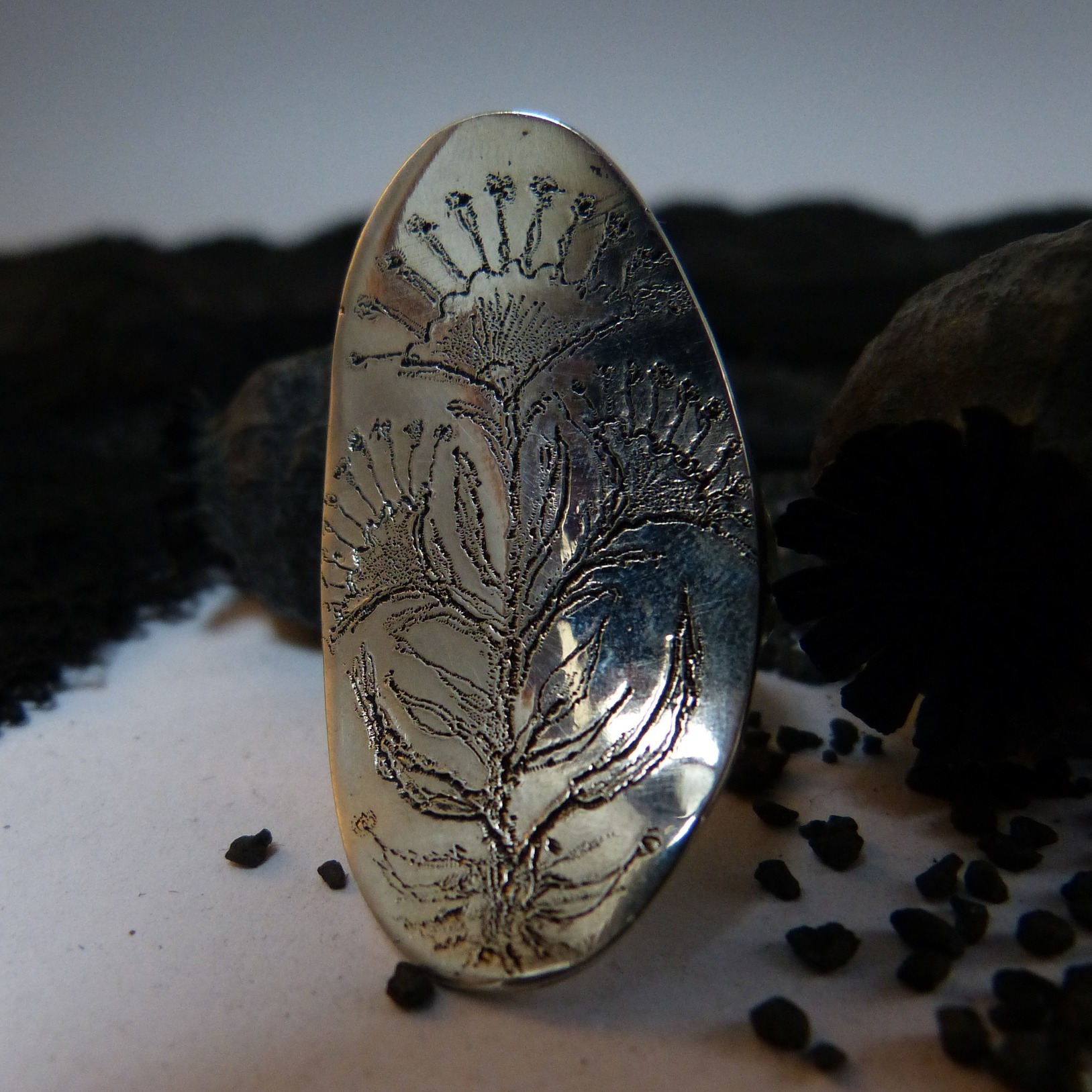bague-gravée-art nouveau-Belladone