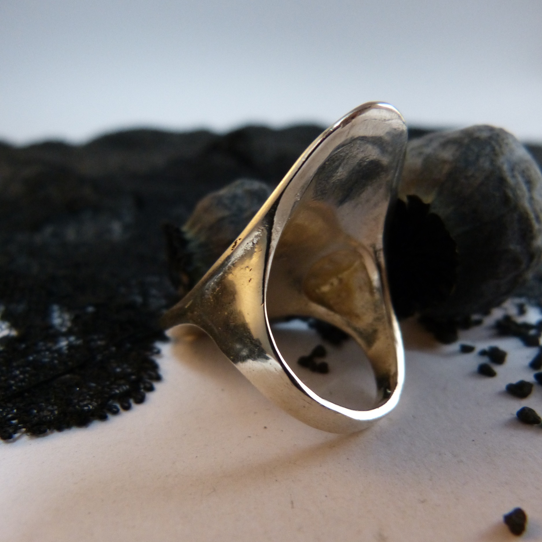 bague-gravée-art nouveau-Belladone