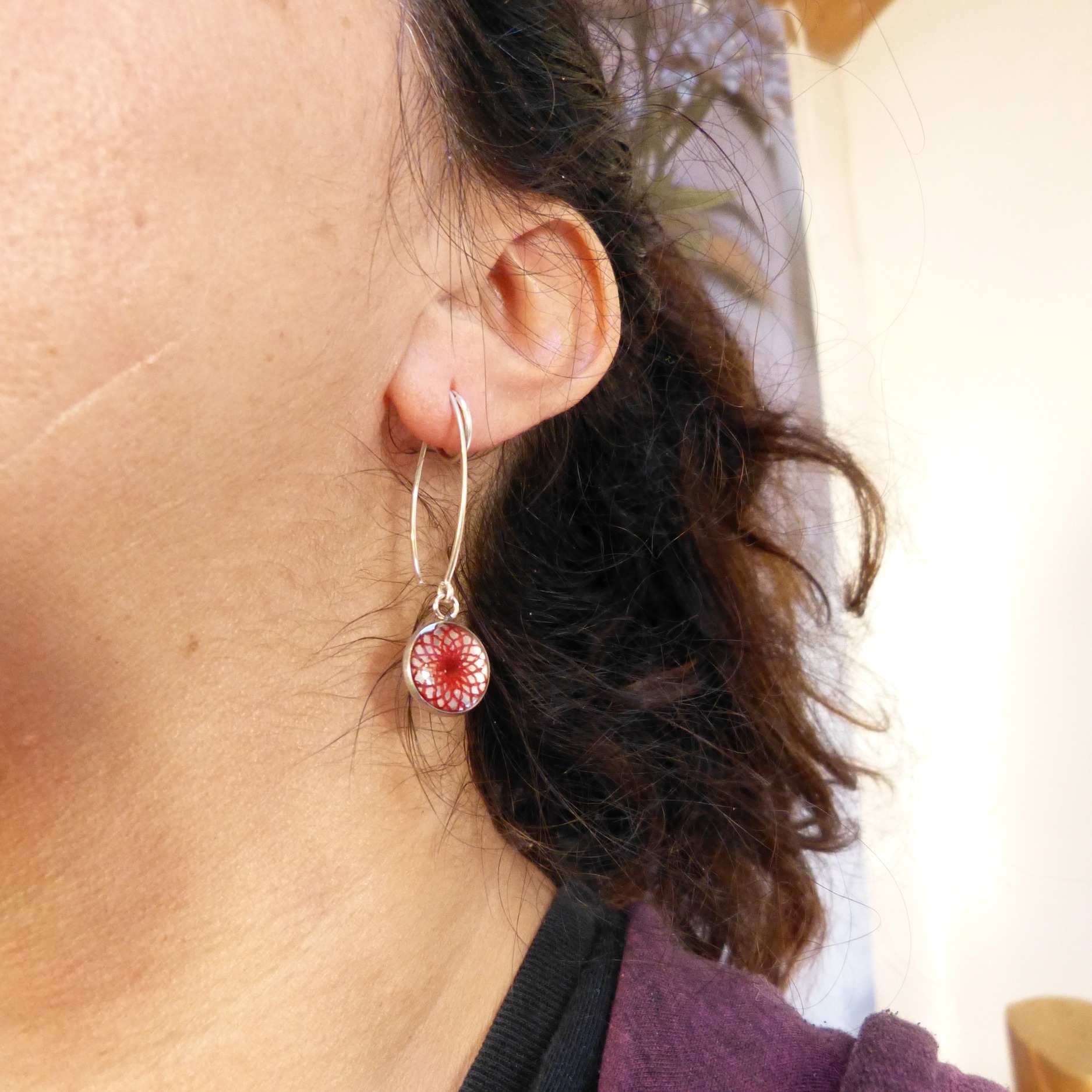 boucles-dentelle-acier-argent-cerise-belladone