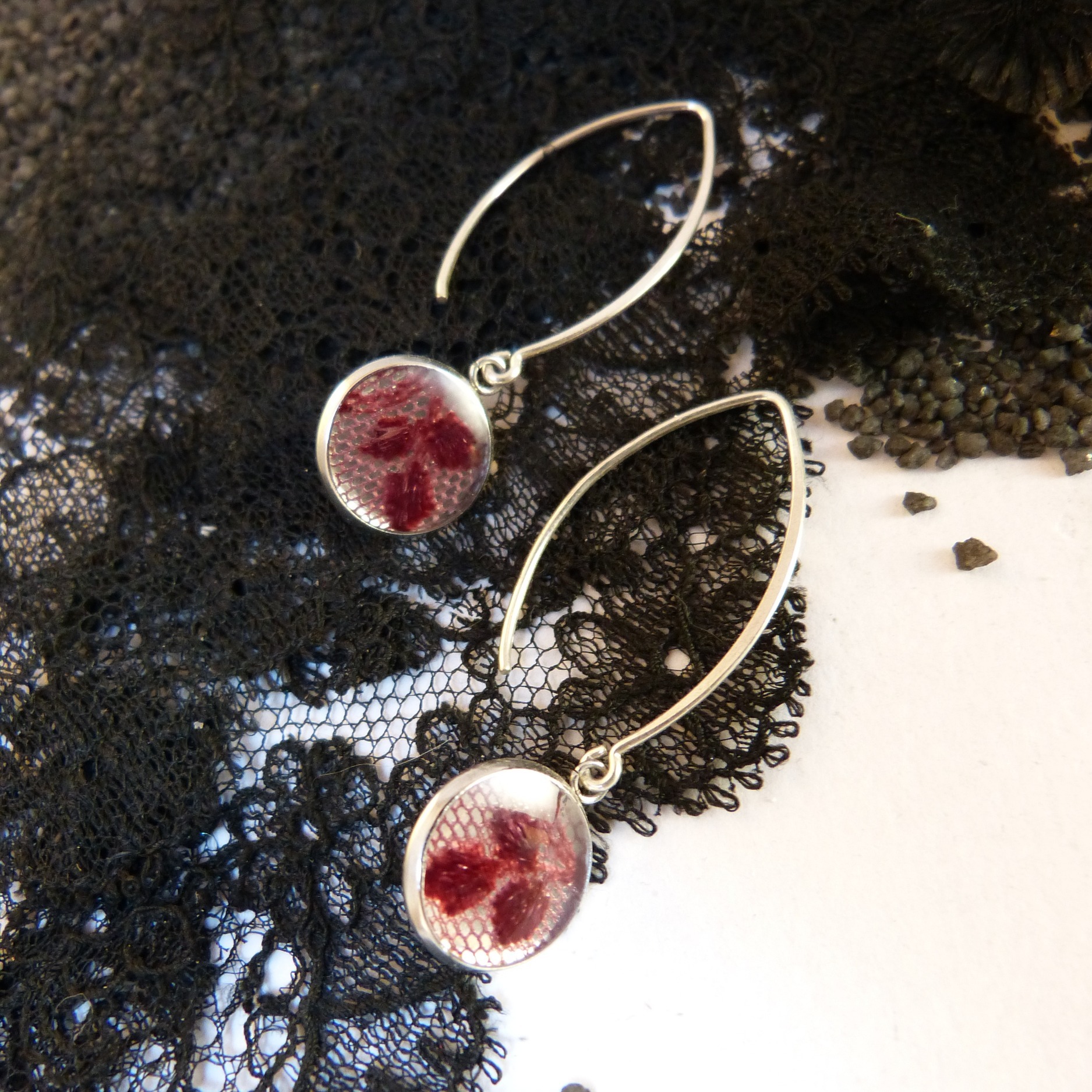 boucles-dentelle-acier-argent-cerise-belladone