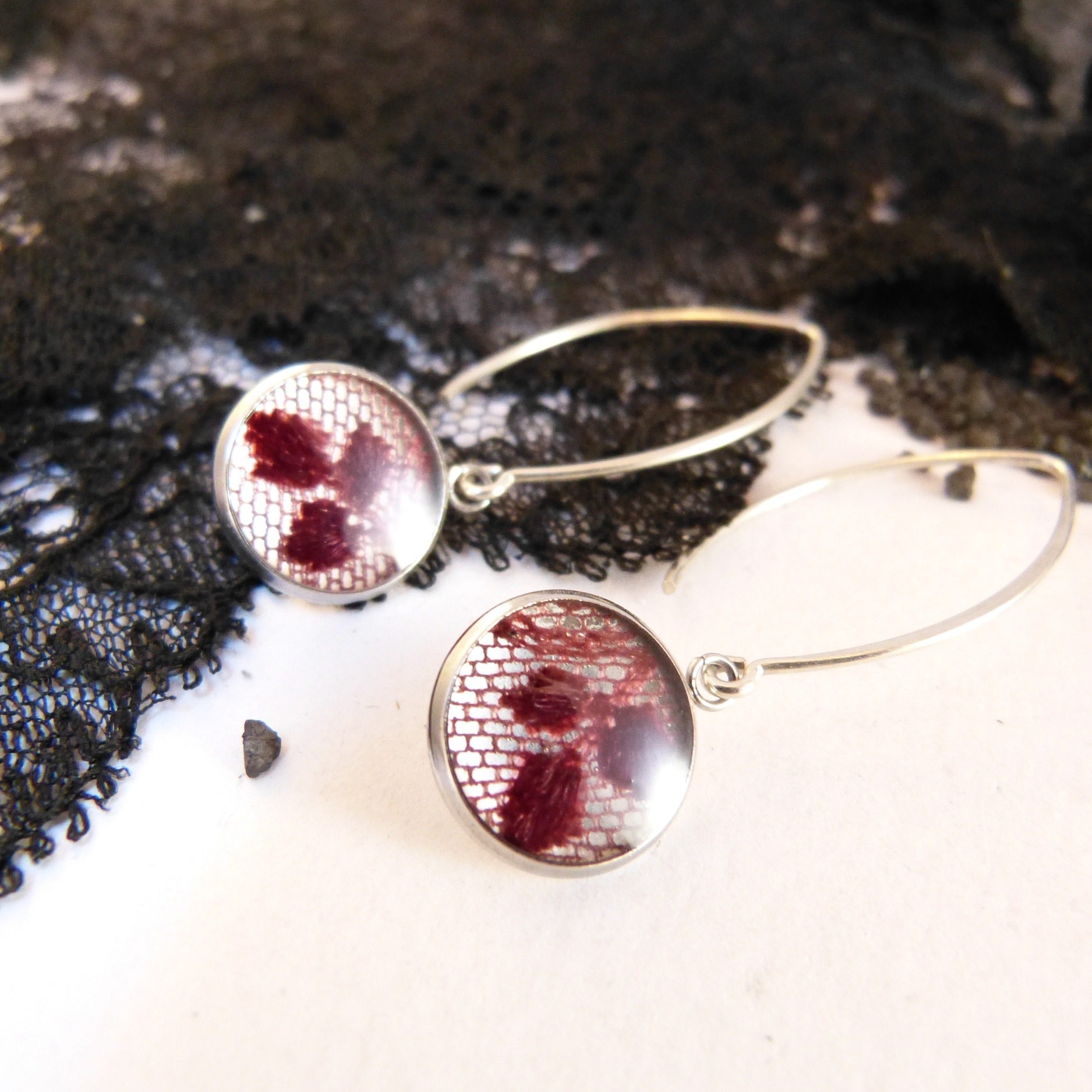boucles-dentelle-acier-argent-cerise-belladone