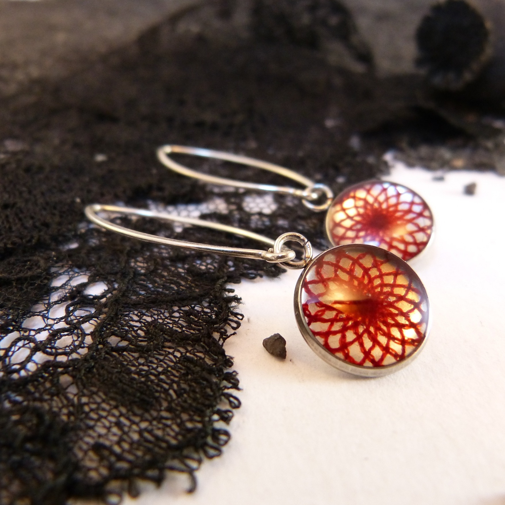 boucles-dentelle-acier-argent-cerise-belladone