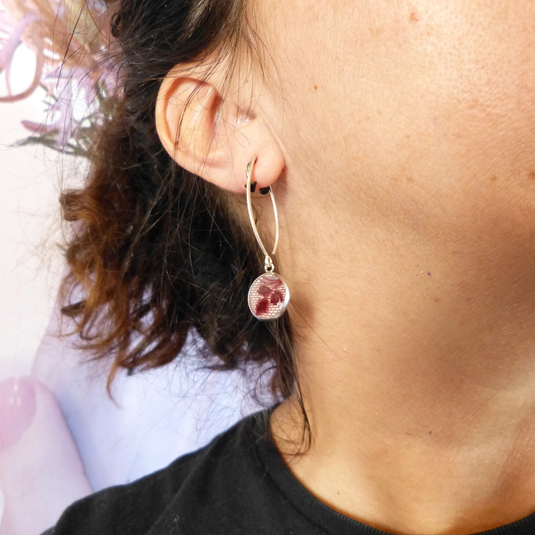 boucles-dentelle-acier-argent-cerise-belladone