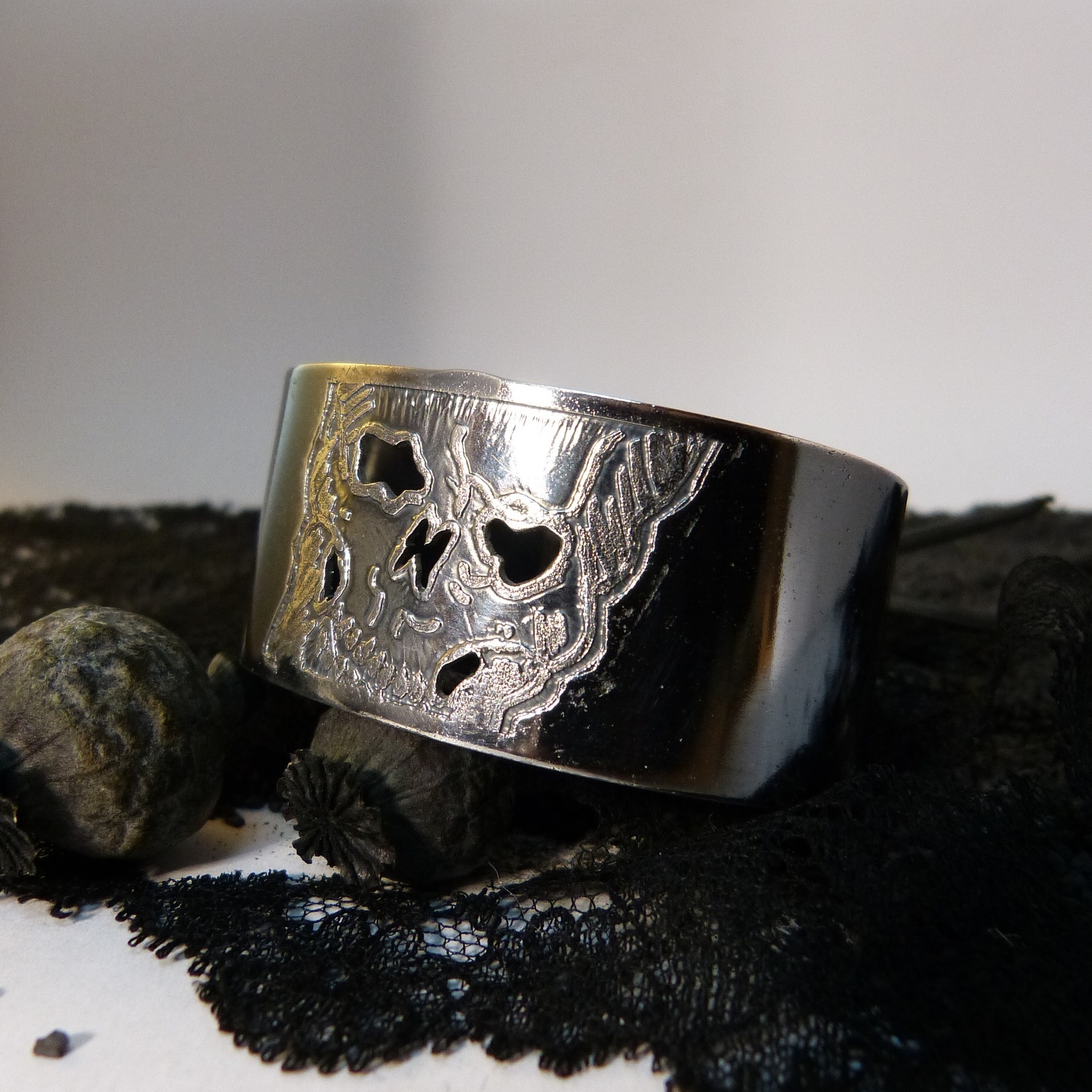 bracelet-crâne-argent-vanité-belladone