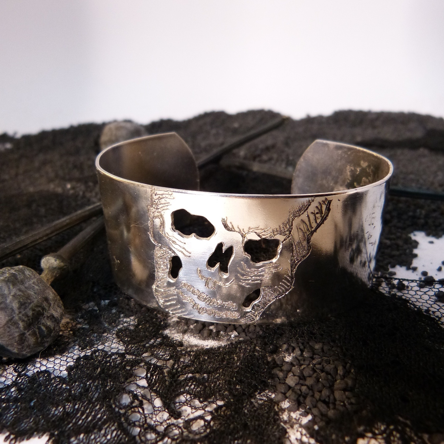 bracelet-crâne-argent-vanité-belladone