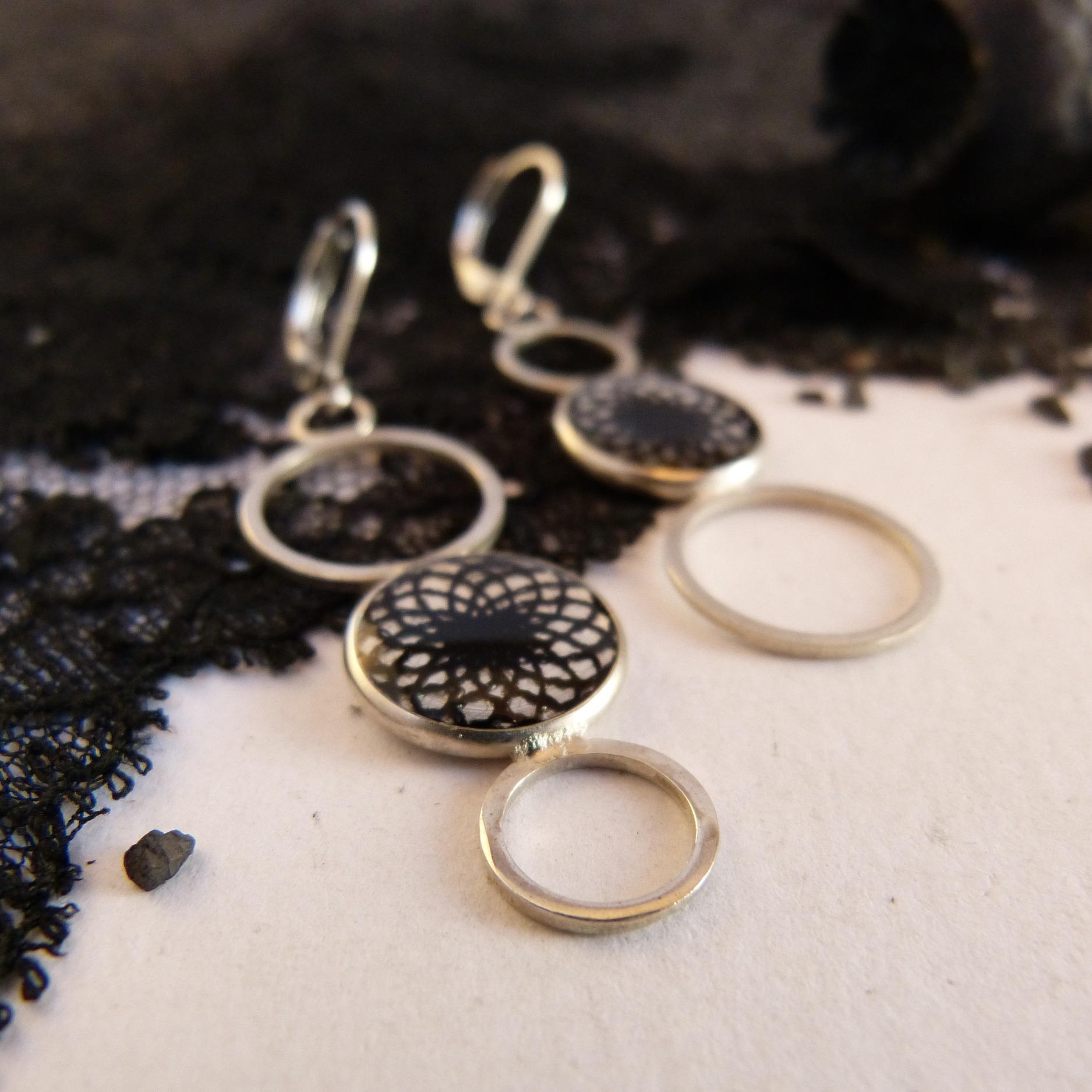 boucles-argent-dentelle-noire-belladone