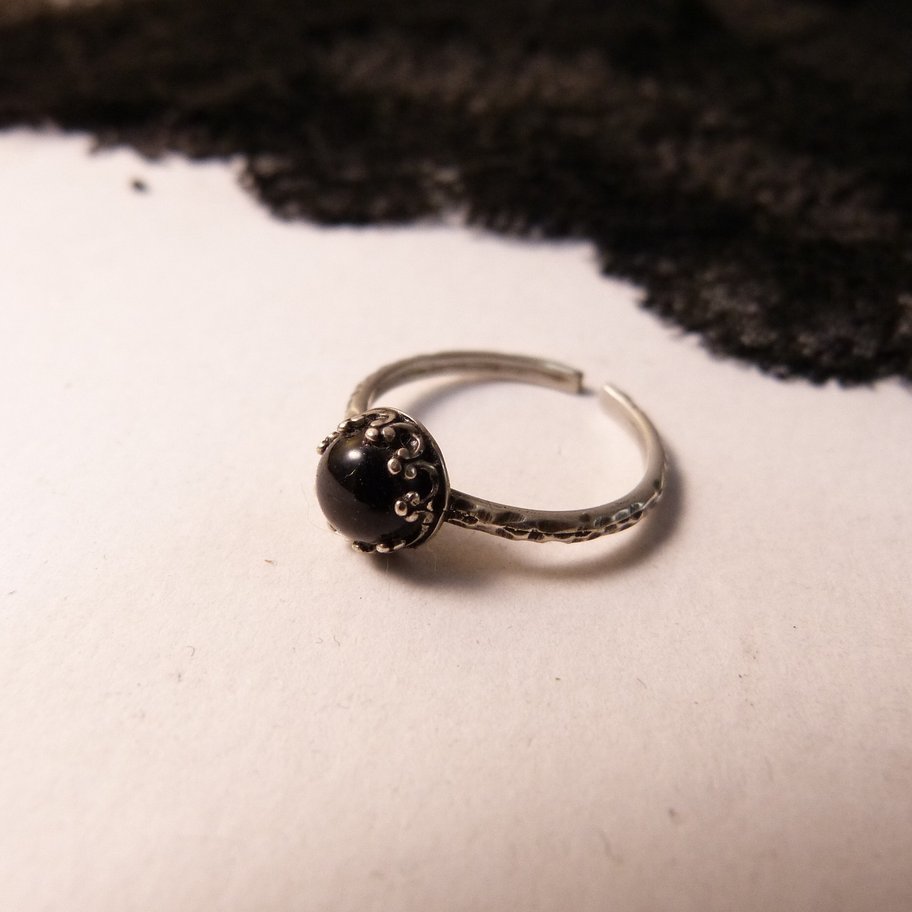 bague-laiton argenté-onyx-belladone