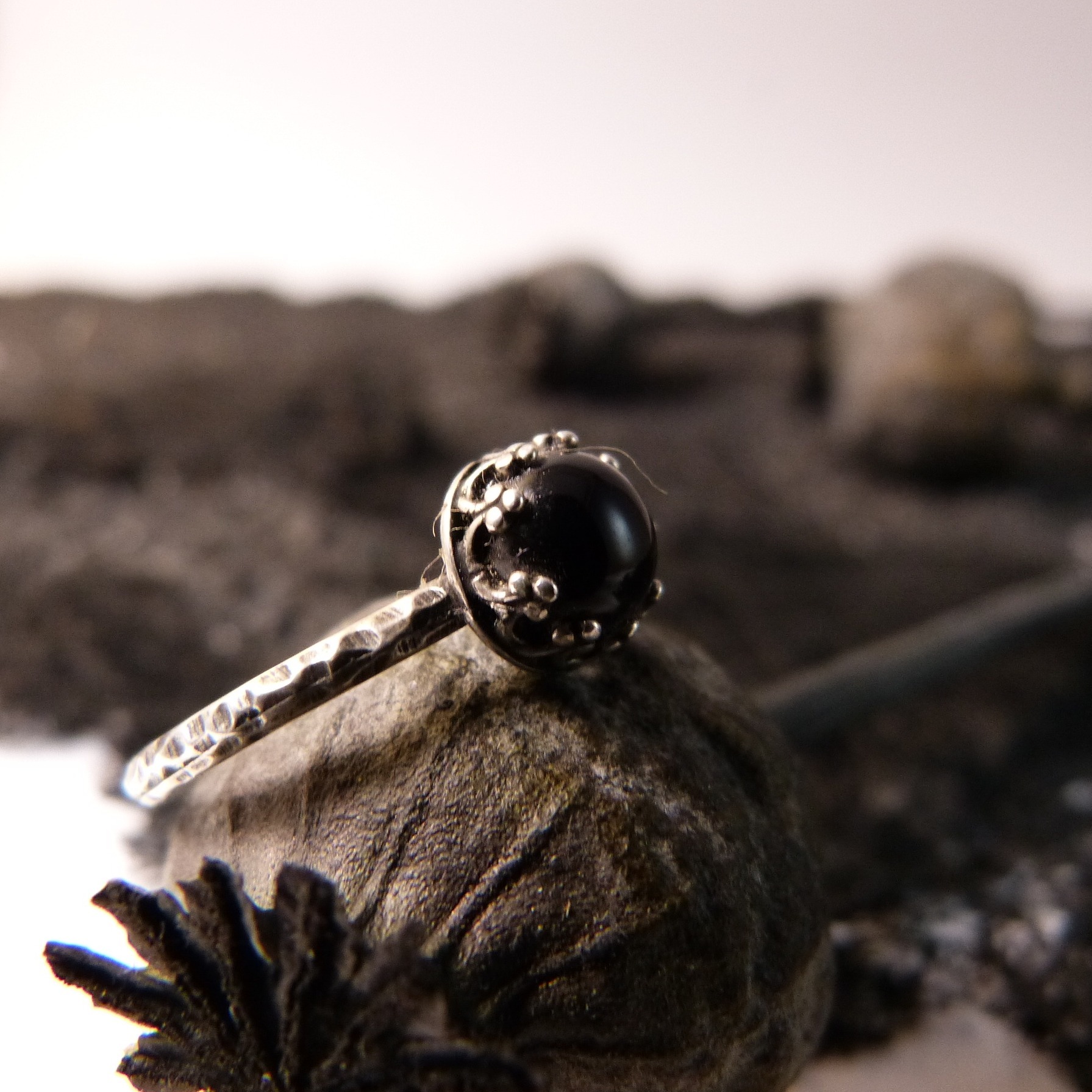bague-laiton argenté-onyx-belladone