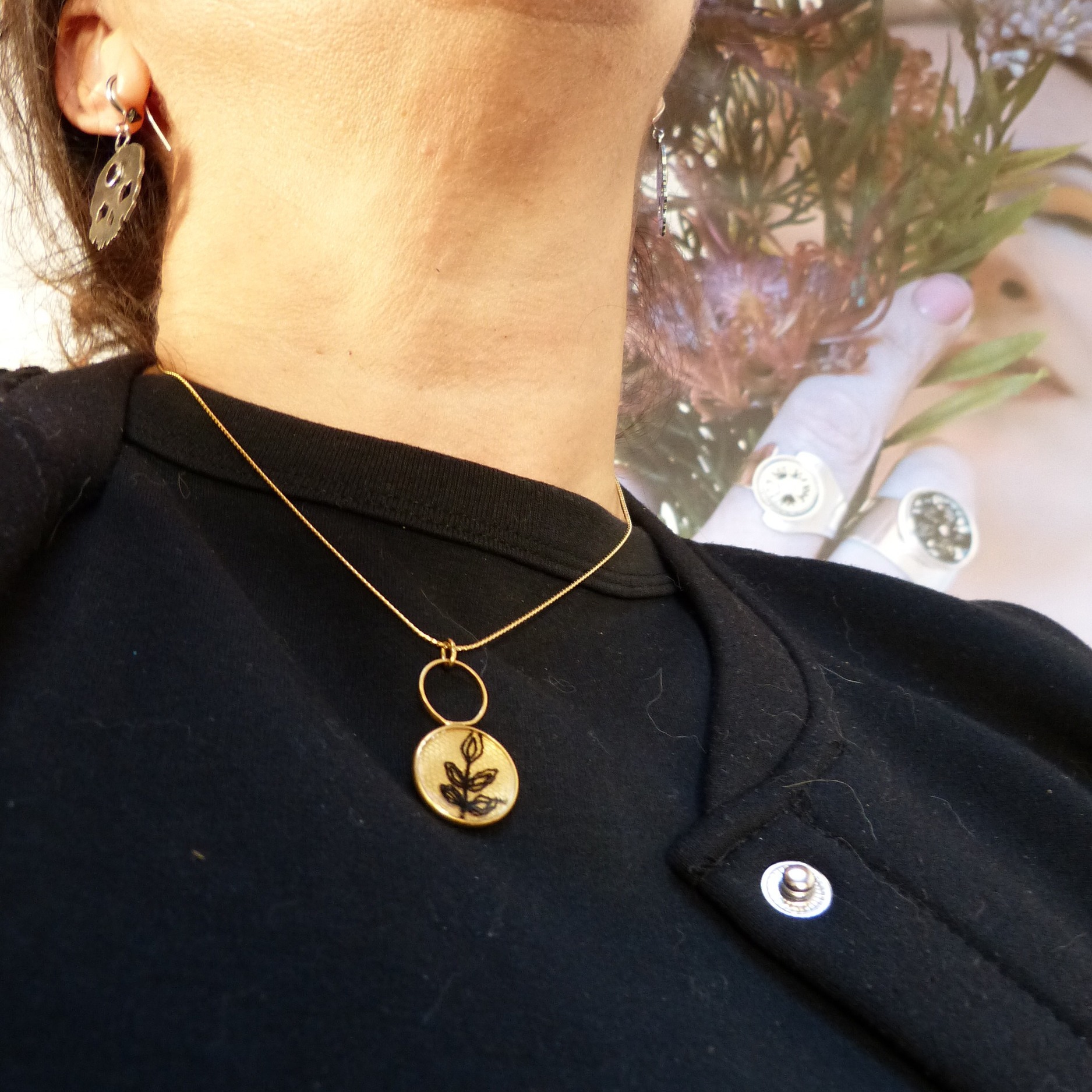 collier-or fin-dentelle noire-belladone
