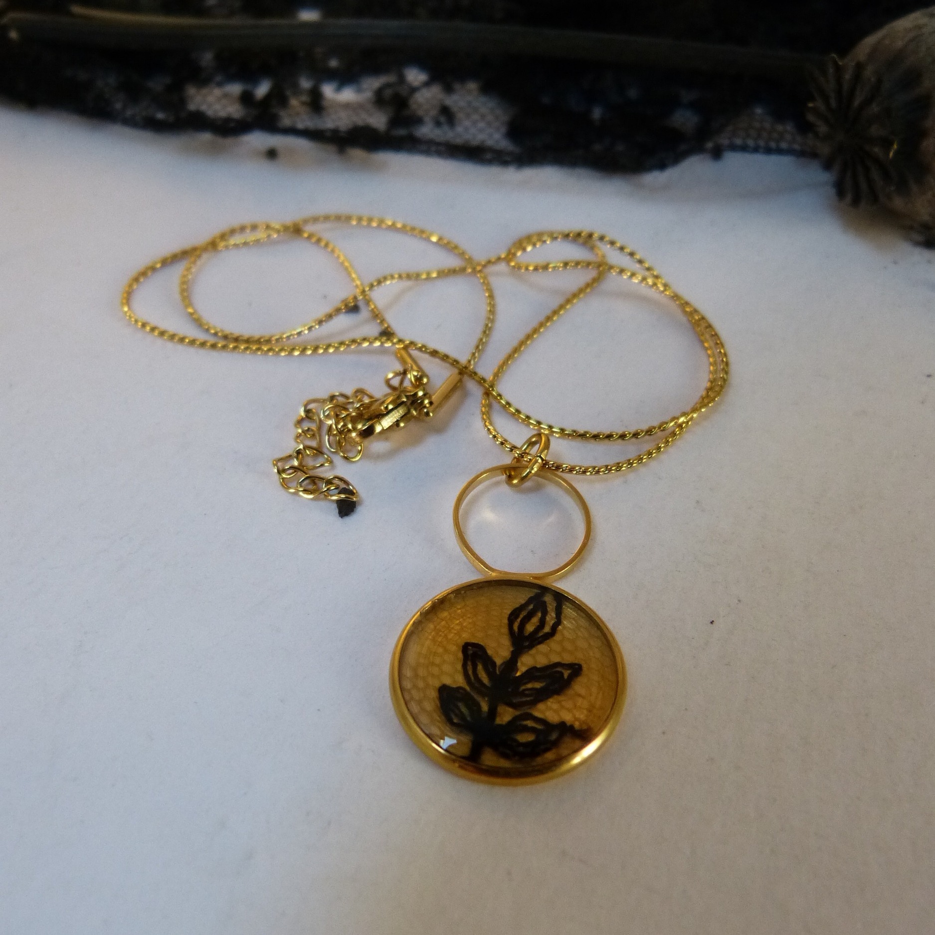 collier-or fin-dentelle noire-belladone